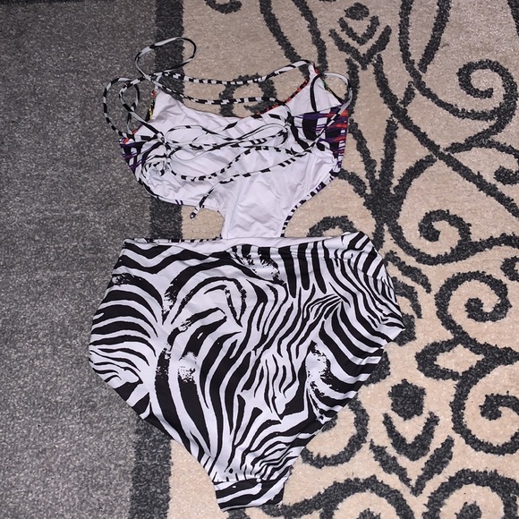 PilyQ Phoenix Embroidered Cutout One-Piece Swimsuit SZ SMALL - Picture 4 of 4